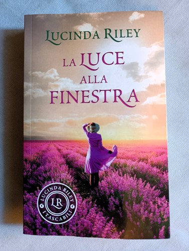 Luce alla finestra lucinda - la,